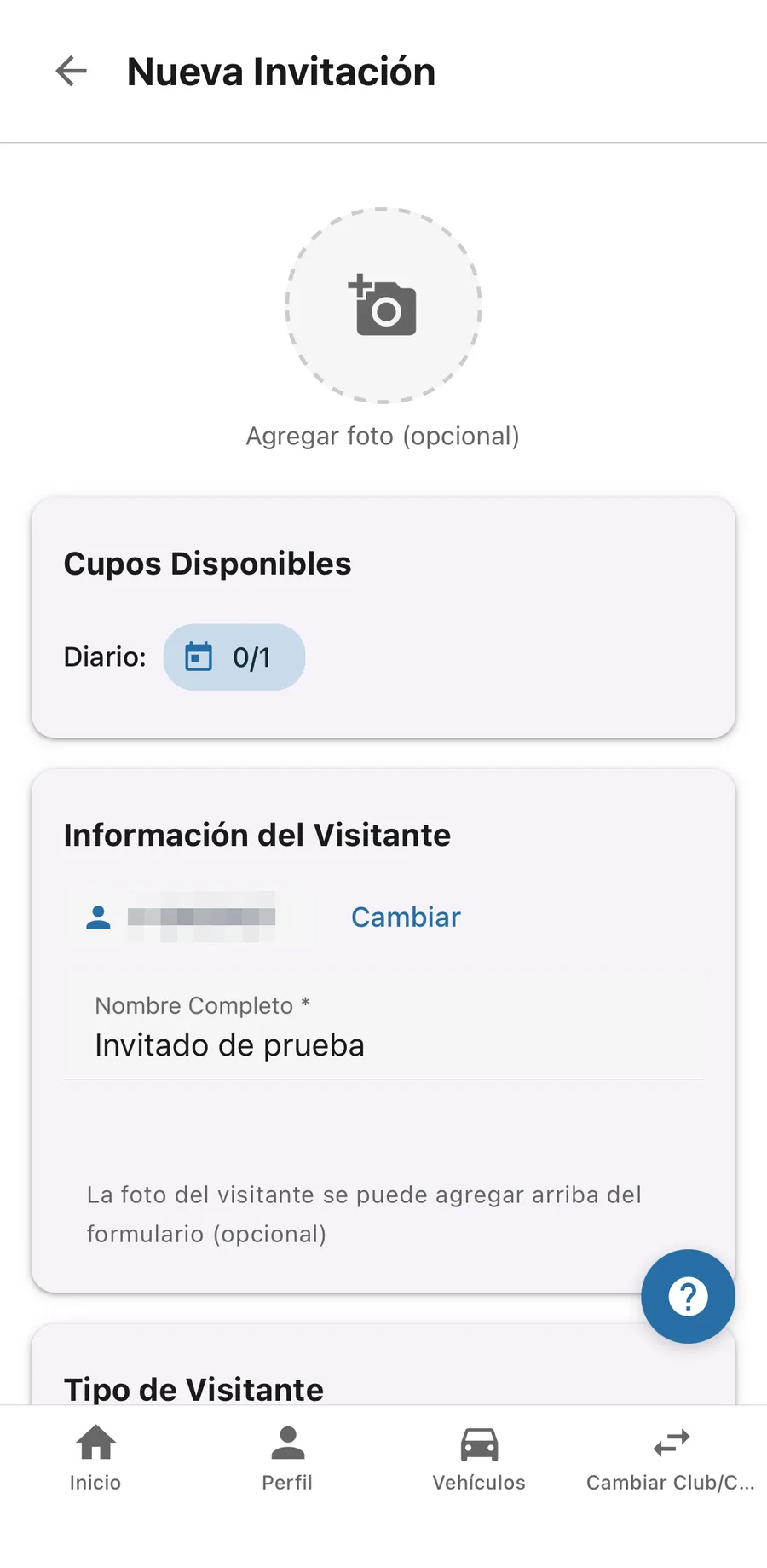 Nueva invitación en la app: cupos disponibles del mes, documento del visitante y nombre, con la foto opcional del invitado.
